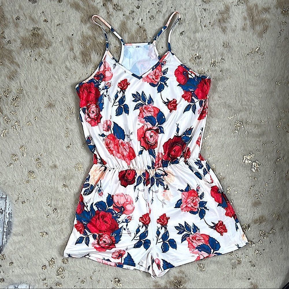 NWOT V Neck Floral Romper Adjustable Straps Pockets in Large💗